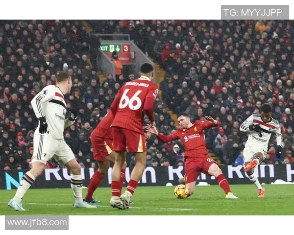 足总杯激战:巴黎圣日耳曼与利物浦战成平局红牌事件引发全场热议 足总杯激战:巴黎圣日耳曼与利物浦战成平局红牌事件引发全场热议